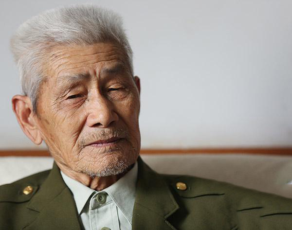 85岁弟弟回忆邱少云:用他牺牲开玩笑的人可恶