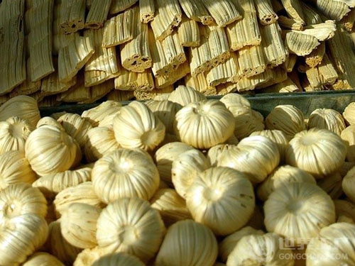 Angelababy黑装现身酷范儿足 语音不停似与黄