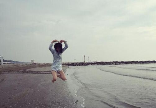 张馨予碰坑爹摄影师 海边跳跃变女疯子--驻马店