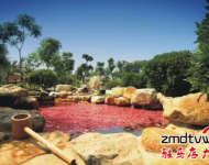 露天温泉占地120亩，整个露天温泉区温泉养生功效泡池163个，及其的震撼和壮观。室内温泉综合服务楼，总面积2万平方米，一次性可接待约6000人。    优惠活动：   嵖岈山温泉小镇钜惠会员卡提前预售，办理前100名会员卡的，根据会员办理缴费情况，免费赠送嵖岈山温泉门票，最多可赠送100张，名额有限，赠完为止！咨询电话0396-4999999/4999906市内：温泉门票买二送一，买三送二地址：建业森林半岛38号楼5单元6楼电话：15103812551    13839938576