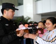 指导学生怎么持枪