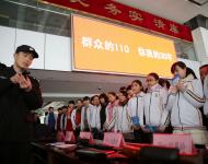 特殊警务支队演示枪支