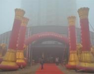 【驻马店广视网】（记者 朱剑锋）1月9日上午，河南金地集团十周年大庆辉煌再出发活动在确山县金地•盛世华庭隆重举行。世界杰出华商协会主席、天九平台投资集团总裁，湖南天九双众资产管理有限公司董事长姜正军先生，中共确山县委统战部部长张万兵等领导以及30多家新闻媒体记者出席庆祝活动。十年金地，躬耕确山，在城市发展的历史进程中，留下了浓墨重彩的一笔。从金地•爱民安置小区到金地•盛世华庭，金地家园作为确山宜居生活建设领航者和开拓者，持续为确山缔造时代地标和人居典范工程，构筑城市最亮丽的风景线。