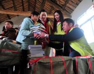 志愿者和孩子们一起整理新书