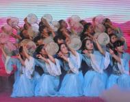 驻马店广视网讯 （记者 朱剑锋）天中大地传喜讯，驻企抱团铸辉煌。1月10日，驻马店市企业家协会成立大会暨“百企帮百户” 精准扶贫结对帮扶仪式在天龙大酒店举行。当天晚上，会员们在庆祝驻马店市企业家协会成立暨“携手共创 圆梦天中”2016新年文艺晚会上欣赏了美轮美奂、精彩纷呈文艺节目。图为开场舞:《国色》