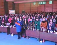 现场的女企业家们全体起立配合主持人的互动