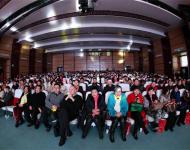 【驻马店广视网】讯 （记者 朱剑锋）1月19日下午,2016蓝菲国际酒庄第一届新春感恩音乐会在驻马店老干部活动中心举行，驻马店企业家协会的50名精英会员和来自法国酒庄联盟的阿雷诺——皮诺莱到会祝贺并同蓝菲国际酒庄的300多名新老客户一同观看了精彩的演出。整场音乐会内容丰富，形式多样，精彩纷呈。钢琴、古筝、长笛、萨克斯、小提琴等多种乐器在晚会上联袂上演，乐器演奏、歌曲独唱、模特走秀你方唱罢我登场。      