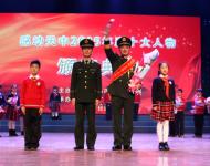 沧海横流，方显英雄本色。面对危险义无反顾，他的从容让人敬佩；处置事故身先士卒，他的身影让人动容。穿越生死为人们带来平安，爱兵如子用生命书写忠诚。消防卫士——董英俊 