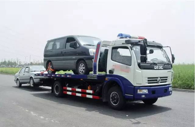 惨烈！小轿车高速上被挤成渣，一家4口命丧春节回家路，都是因为这个！