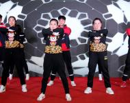 团拜会上还进行了精彩的文艺演出。