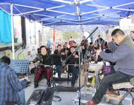 乐队认真投入的演奏