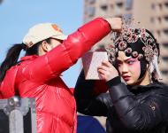 演员们忙着化妆