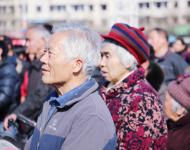 认真观看演出的观众们