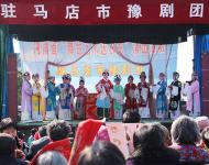 （记者 武帅 健豪）2月17日上午，由驻马店市文广新局主办，市演艺中心（原市豫剧团）承办的新春戏曲周在世纪广场正式拉开帷幕。来自市演艺中心的戏曲名家们将在为期一周的时间里，为广大市民奉献一场精彩的节日戏曲大餐。