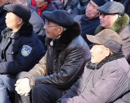 认真观看演出的观众们