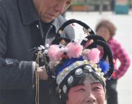 演出前为演员认真化妆