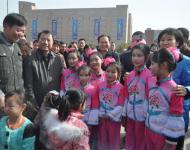 市领导和演员亲切合影