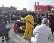 现场观众认真听艺人演唱