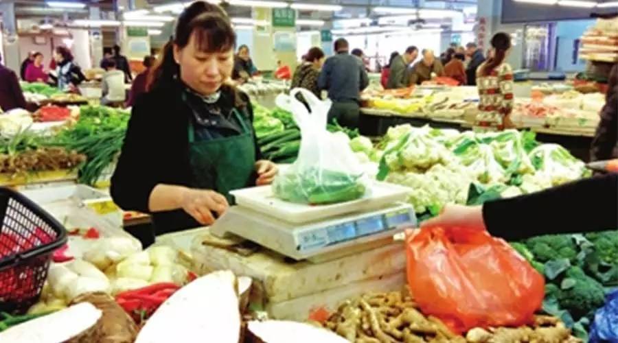 现在的小贩掉包技术太娴熟了，1秒钟竟然偷换两次秤！看完彻底惊呆了！