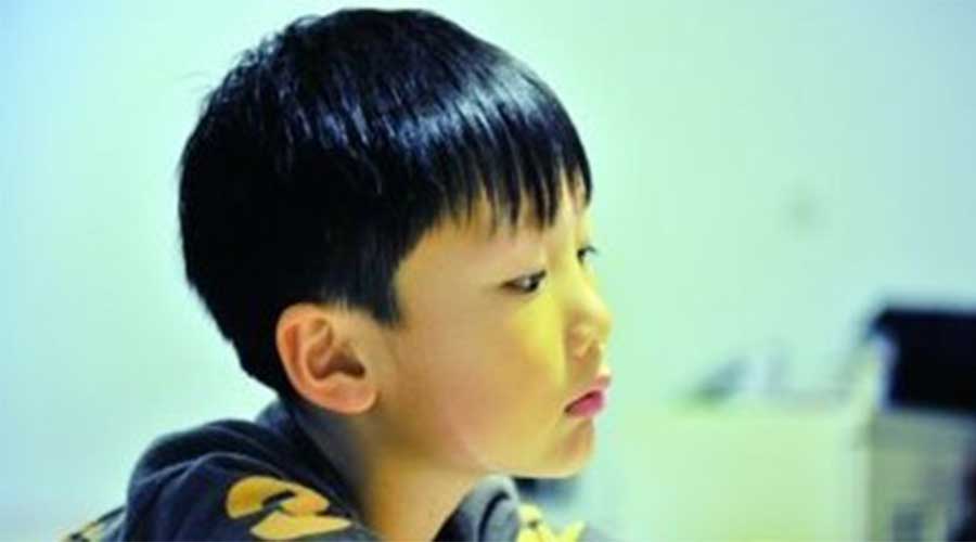 8岁男孩2年都没长个子！去医院一查竟跟学校有关！你的孩子也遇到过这事！