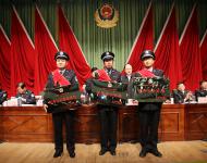 荣获2015年度全市公安机关“优秀基层单位”、“好警嫂”、“优秀共产党员、“优秀人民警察”、“执法监督标兵”、“破案能手”和“抓捕能手”等13项荣誉称号的代表上台领奖。