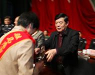 会议对在全市公安工作中取得突出成绩的先进集体和先进个人以及长年默默无闻，关心支持公安工作的民警家属代表进行了隆重表彰。