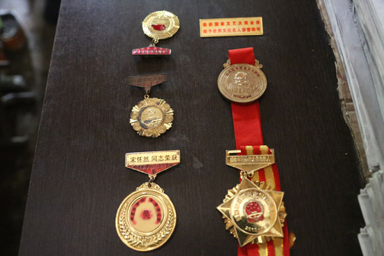 老人获得的部分荣誉勋章.jpg