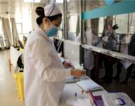 由于科室人少，患者较多，已怀孕8个多月的护士曹艳仍坚守在工作岗位，忙前忙后。