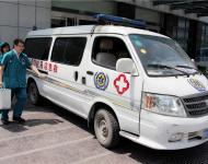 在急诊科，护士不仅要有扎实的理论知识和熟练的操作技术，更要有超速的动作和敏捷的思维能力，急诊科护士，在这个没有硝烟的战场上，过硬的技术就是和死神较量的武器。（接听患者求救电话、快速出诊）