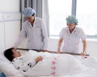 经过消毒和换装，记者进入产房，护士长张宇正在产房了解待产孕妇的产程情况