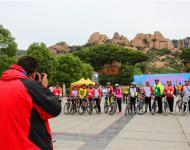 【驻马店广视网】（记者 苏莎）5月21日-22日，体彩•环中原2016自行车公开赛暨“嵖岈山杯”驻马店环嵖岈山自行车赛在我市5A级景区嵖岈山举行。在开幕式和比赛现场，人们纷纷用手机、相机和摄像机记录下精彩瞬间，驻马店广视网记者用镜头捕捉到了一些有趣的拍客画面，分享给广大网友。随着手机的普及，拍摄已经不再是专业人士的行为。随手拍已经成为人人都可以做到的记录方式，我们都正在自觉或不自觉的用这种方式来记录生活，见证历史。