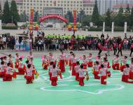 冯玉梅在致辞中指出，广场舞活动，融音乐、舞蹈、健身于一体，以喜闻乐见的形式，进入社区和乡村，具有广泛的群众基础，深受群众喜爱。【上蔡代表队】
