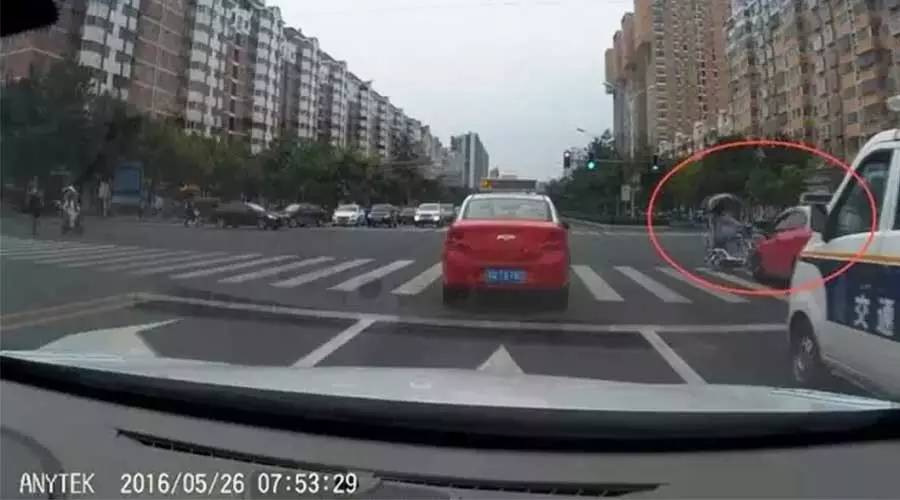 今早在置地大道上，一骑电动车女孩因闯红灯被一出租车撞出几米远...