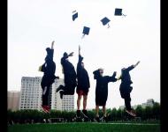 一年一度的毕业季又要到来了，黄淮学院的学子们难以抑饰自己激动的心情，亦是喜亦是悲。（摄影/高永强）