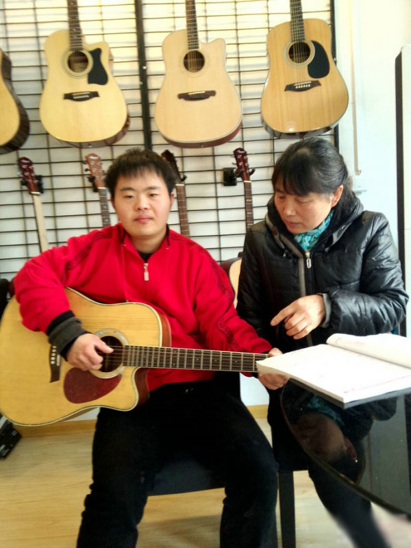 确山县刘玉莲:用母爱让智障儿子奏响人生乐章