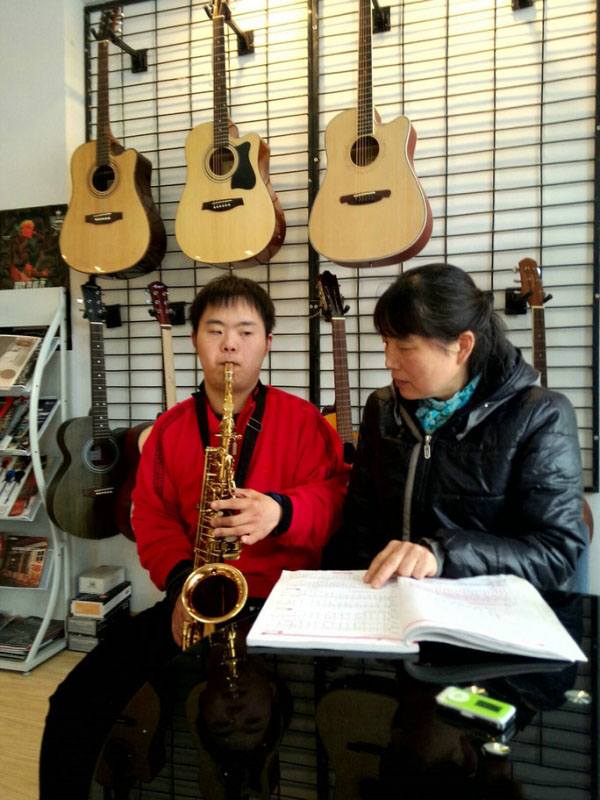 确山县刘玉莲:用母爱让智障儿子奏响人生乐章