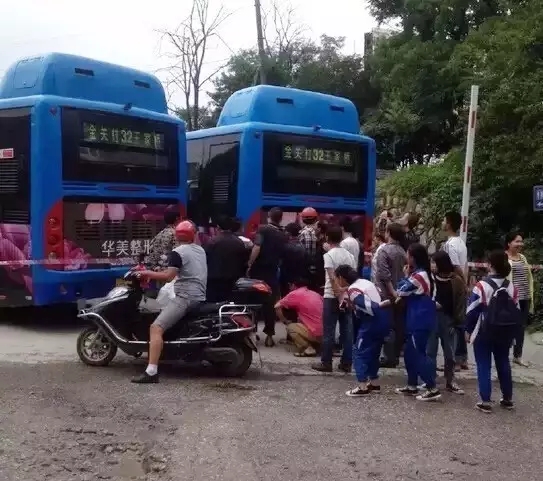 男子头被夹当场身亡…坐车时这样相当于自杀！