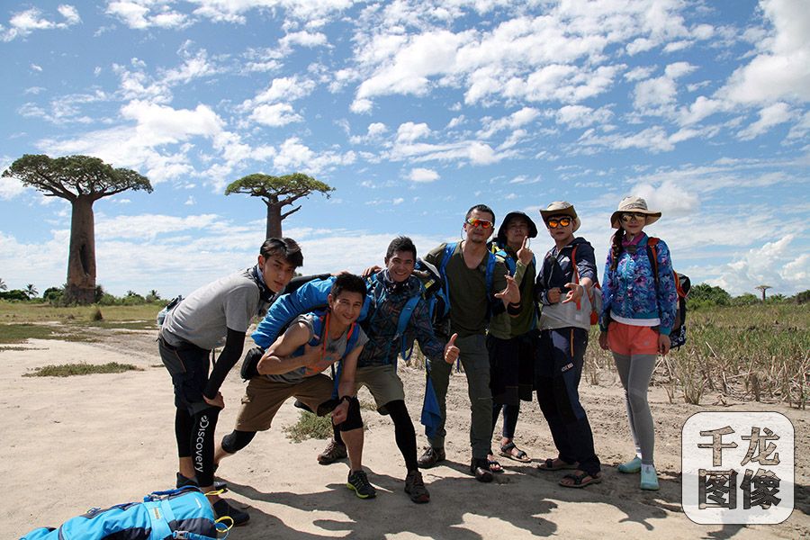 驶瘤牛车不慎摔落 黄子韬秀武术空翻--驻马店新