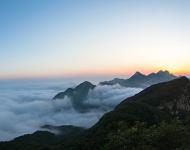 云蒸霞蔚五朵山--邹汝光