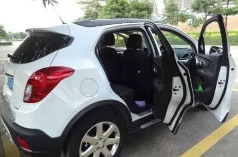 这么热的天，千万不能一上车就做这个动作，否则后果很严重！