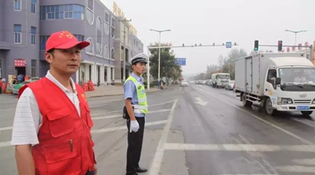 大驻马最严交规来临，闯红灯就要去当志愿者协助交警执勤？！
