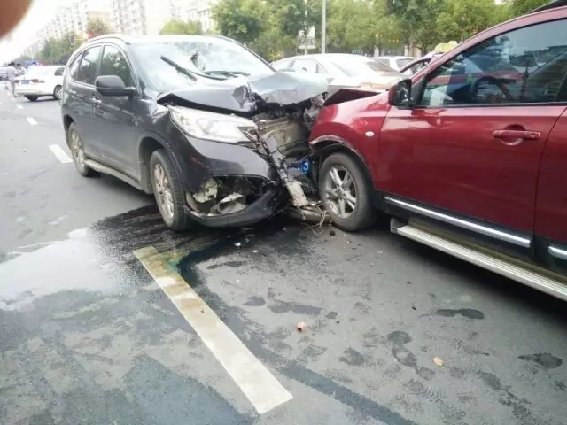 昨天 ，大驻马发生5车连撞惨烈车祸！一男子被撞飞2米！