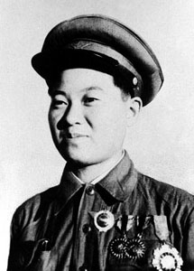 （郭俊卿着男式军装像 图片来源：中国共产党新闻网）