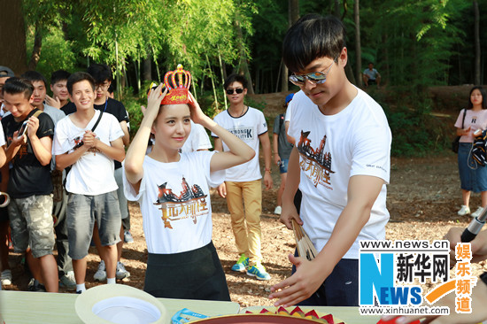 佟丽娅《远大前程》剧组直播庆生 陈思诚现身