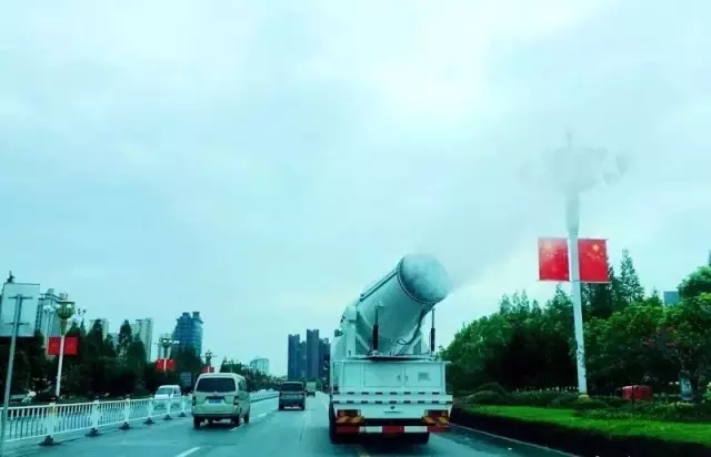 大驻马洒水车为何雨天还洒水？/市中心医院有停车场啦，看看咋收费的？