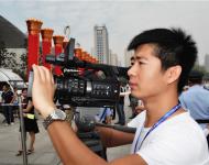 驻马店广播电视台技术中心工作人员现场录制开幕式