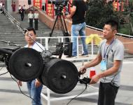 驻马店广播电视台技术中心工作人员现场录制开幕式