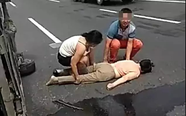 驻马店一面包车满载7人撞护栏，1女子甩出车外，3个孩子...