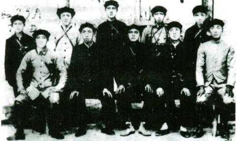 　　资料图：1935年8月3日，红25军进入甘肃，攻占两当县城。9月15日到达陕甘苏区的永坪镇，次日同陕甘红军第26军、27军会师，结束长征。图为红25军部分领导与警卫人员在两当县城合影。前排左起：吴焕先、郭述申、徐海东、戴季英、赵凌波。