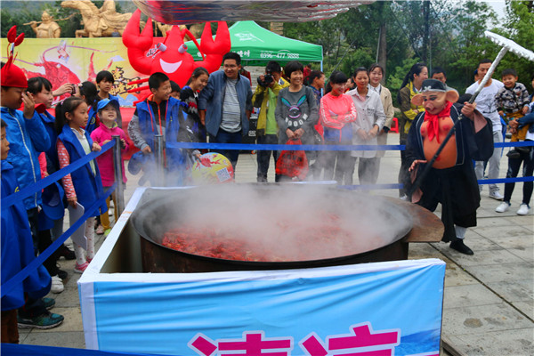 唐僧师徒变大厨 挖掘机炒龙虾 留守儿童嵖岈